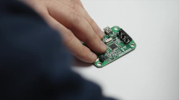 Elektronische ingenieur solderen circuit perfboard — Stockvideo
