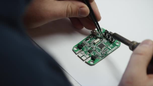 Elektronische ingenieur solderen circuit perfboard — Stockvideo