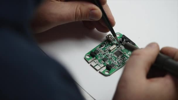 Electronic engineer soldering circuit perfboard — Stock Video