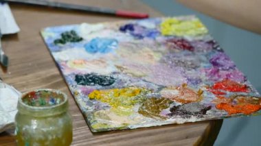 Bir tüp boya palet üzerine dışarı sıkma eller yakın çekim çekim