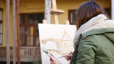 Genç sanatçılar şehirde çizin. Sokakta resim boyama sanatçılar. Öğrenciler eski Avrupa şehri binanın boya