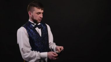 Sihirbaz yanan kadın çantası elinde tutan