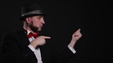 Genç illüzyonist hileler parallon topu ile gerçekleştirme