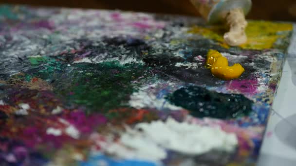 Λάδι χρώματα ανάμειξης στην παλέτα με κοπίδι. Χρώματα λαδιού ζωγραφικής υπόβαθρο αφηρημένης τέχνης — Αρχείο Βίντεο
