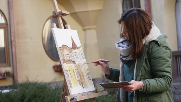 Jovens artistas atraem a cidade. Artistas a pintar quadros na rua. Estudantes pintam a construção da velha cidade europeia — Vídeo de Stock