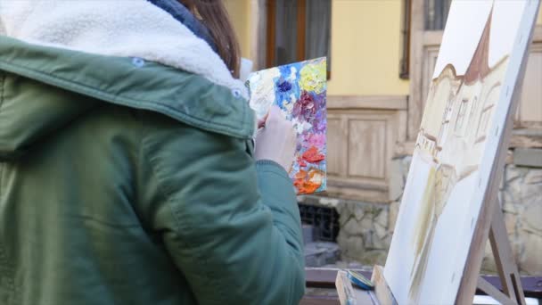 Κορίτσι καλλιτέχνης χέρι Ζωγραφική σε παλιό δρόμο της πόλης — Αρχείο Βίντεο