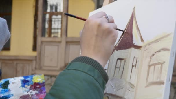 Ragazza artista pittura a mano nella vecchia strada della città — Video Stock