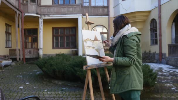 年轻的艺术家在城市画画。艺术家在街上画图画。老欧洲城市的学生绘画建筑 — 图库视频影像