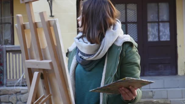 De jeunes artistes dessinent dans la ville. Artistes peinture tableau dans la rue. Les étudiants peignent la construction de la vieille ville européenne — Video