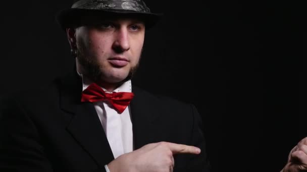 Young illusionist performing tricks with parallon ball — Stock Video