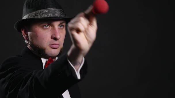 Junger Illusionist führt Tricks mit Parallelball auf — Stockvideo