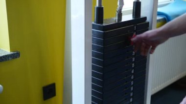 Ağırlıklar spor salonunda