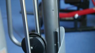 Ağırlıklar spor salonunda