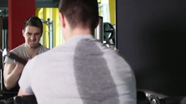 Eller yukarı pompalama spor salonunda vücut geliştirmeci adam yakın çekim