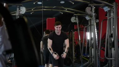 Eller yukarı pompalama spor salonunda vücut geliştirmeci adam yakın çekim