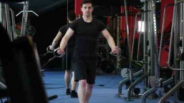 Eller yukarı pompalama spor salonunda vücut geliştirmeci adam yakın çekim