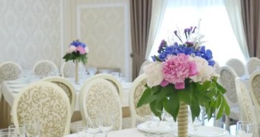 Çiçek süslemeleri düğün tablolarında