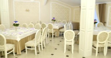 Çiçek süslemeleri düğün tablolarında