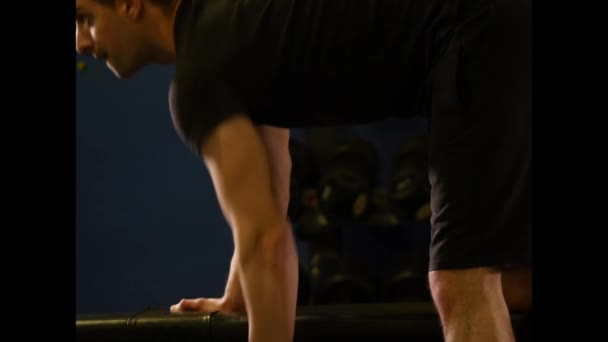Όμορφος άνδρας ταιριάζει σπορ κάνει dumbell μπούκλα ασκήσεις στο γυμναστήριο — Αρχείο Βίντεο