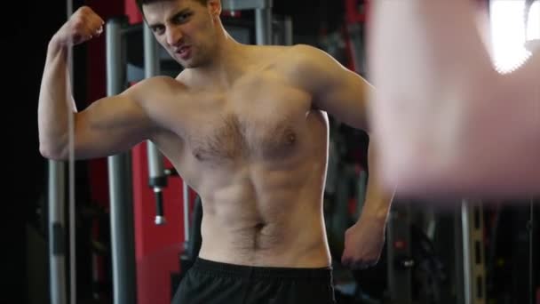 Un hombre cercano mostrando un ABS perfecto. .. Hombre posando y muestra sus músculos — Vídeos de Stock