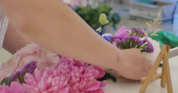 Decorações de flores nas mesas de casamento — Vídeo de Stock