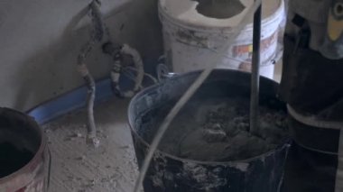 Kova inşaat sahasında somut çözüm karıştırma mikseri döndürme