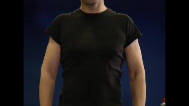 Genç adam spor salonunda egzersiz yapıyor.