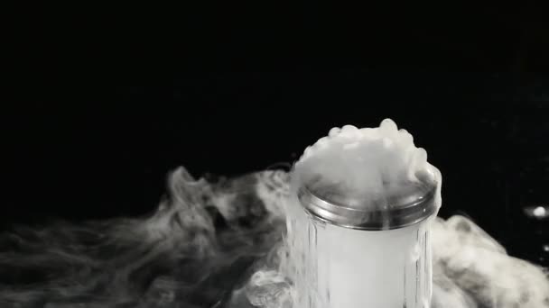 Astratto fumo bianco in vetro l'effetto del ghiaccio secco su sfondo scuro — Video Stock