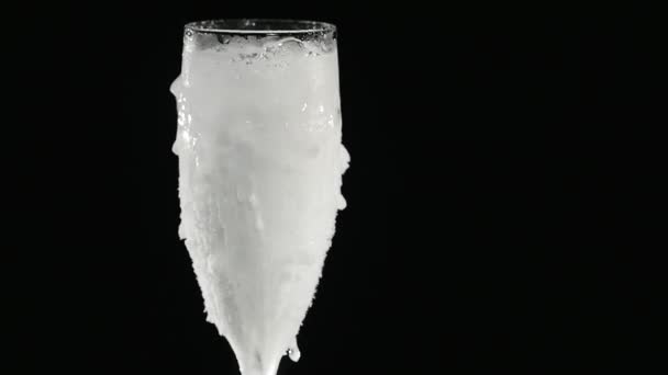 Beber en vaso con el efecto del hielo seco — Vídeo de stock
