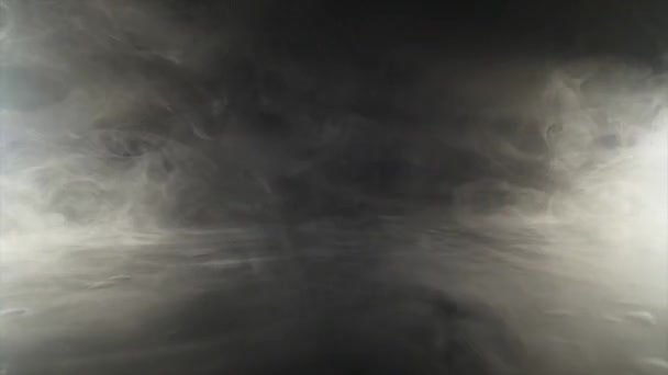 Σύννεφα καπνού αφηρημένο σε μαύρο φόντο — Αρχείο Βίντεο