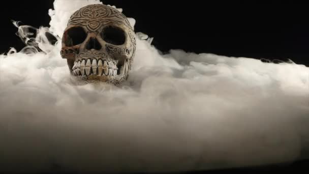 Cráneo cubierto de humo sobre un fondo oscuro — Vídeos de Stock