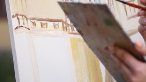 女孩艺术家手画在老城市街道 — 图库视频影像