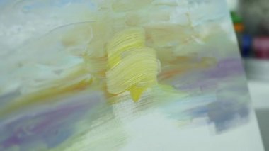 Bir kadının üzerine yağlıboya sanatçı boyalar yakın çekim