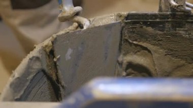 Seramik karo duvara koyarak. Özel tutkal tam banyo duvar ustası yavaş yavaş Seramik Karo döşeme