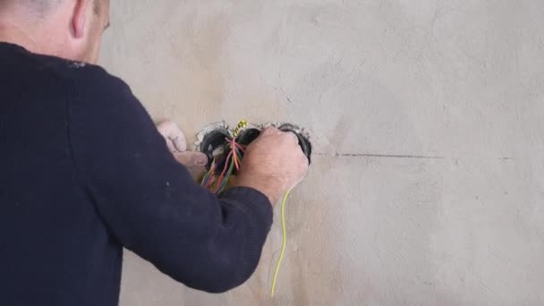 Mettre des carreaux de céramique sur le mur. Céramiste pose lentement des carreaux de céramique sur le mur de la salle de bain plein de colle spéciale — Video