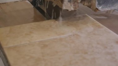 Kiremit katta kesmek inşaat iç erkekler iş Oluşturucu