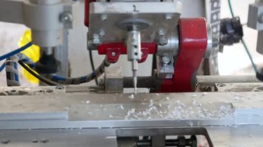 Fabrika Pvc pencere ve kapı üretimi için. Atölyesinde işçi. İmalat işleri. Pvc windows üretiminde Fabrika iş. PVC pencere üretim teknolojisi. Seçici odak.
