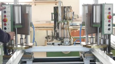 Tek bir kare - bitirme işlemi, bir sonraki adım için küçük pencere serbest kapı ve pencerelerin Pvc bölümlerini birbirine yapışmasını için otomatik hat makine