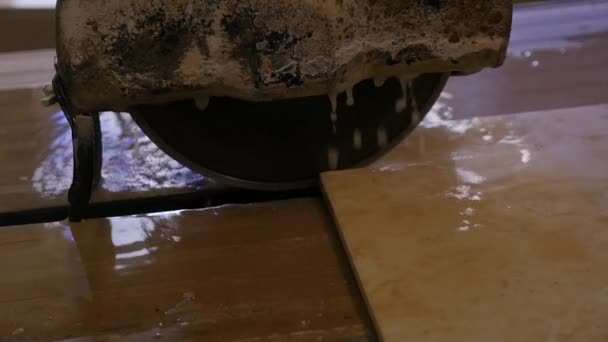 Резка камня с помощью гидрорежущей машины — стоковое видео