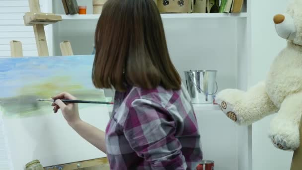 Красивый художник рисует на холсте — стоковое видео