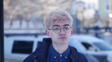 Biri için bekleyen sinirli genç yakışıklı adam