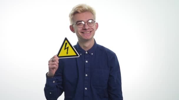 Junger Mann mit Gefahrenschildern auf weißem Hintergrund — Stockvideo