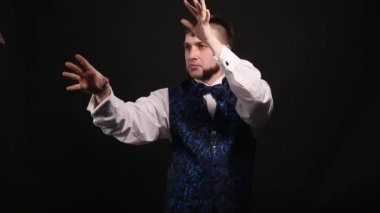 Sihirbaz bir dolarlık banknot 4 k ile bir performans gösterir