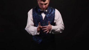 Sihirbaz yüzüklü yapan