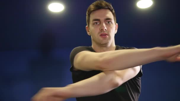 Молодой человек делает упражнения в спортзале — стоковое видео