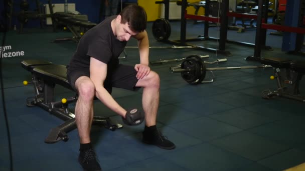 Sportovní krasavec fit dělá činka curl cvičení v tělocvičně — Stock video