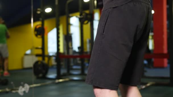 Mężczyzna pracujący ramiona na siłowni — Wideo stockowe