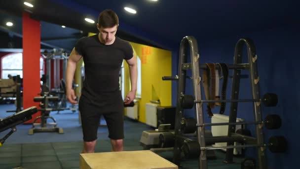 Gespierde man doen de squat oefening vak in sportschool — Stockvideo