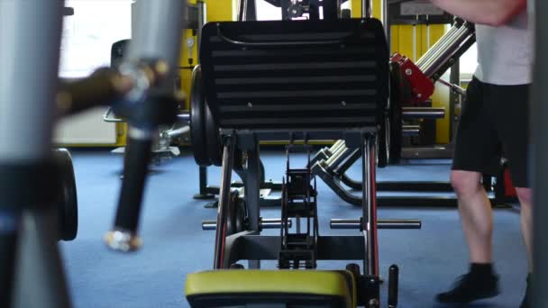 Pesos en el gimnasio — Vídeos de Stock