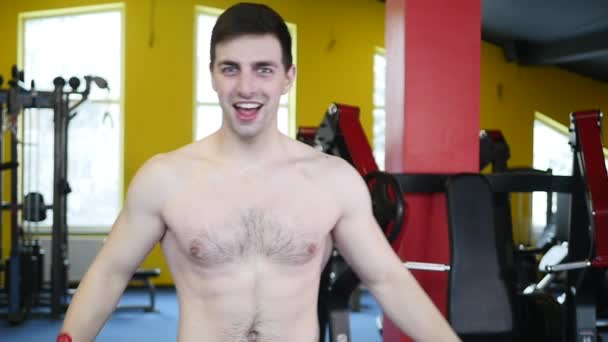 Nahaufnahme Mann zeigt einen perfekten Bauch. . Mann posiert und zeigt seine Muskeln — Stockvideo